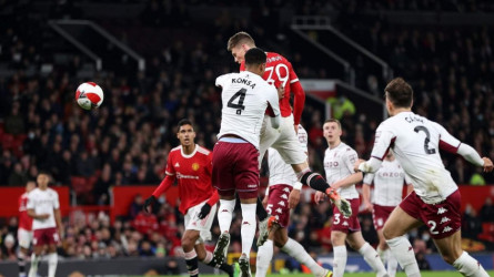 أسطورة مانشستر يونايتد يهاجم فاران : بطئ جدا