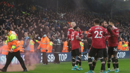 أسطورة مانشستر يونايتد يطالب بطرد 6 لاعبين بعد الخسارة في الديربي