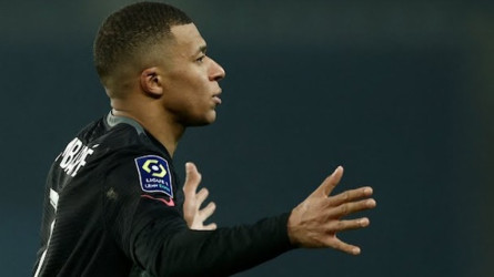 فينجر يصب غضبه على باريس سان جيرمان.. والسبب مبابي