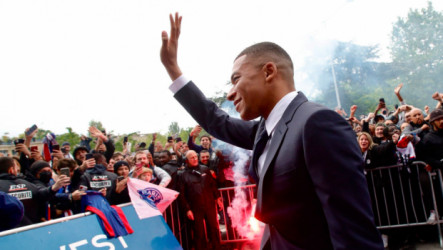 مبابي باريس سان جيرمان يستعد للموسم الجديد بدون مبابي.. مفاجأة منتظرة