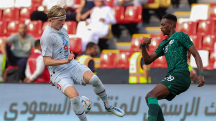 محمد كنو في مباراة السعودية مطالبات بخروج كنو من الهلال بعد التألق في كأس العالم