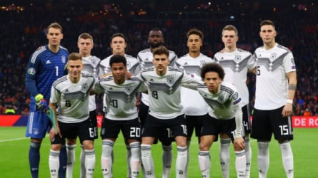 صورة تثير الجدل وتكشف حقيقة ما حدث بين نجوم ألمانيا قبل اليورو