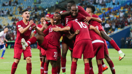 صورة|قبل مباراة قطر.. خطبة بالإنجليزية وصلاة الجمعة بمحيط الثمامة