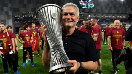 صورة| مورينيو يحتفل بدوري المؤتمر الأوروبي بأول وشم على جسده 