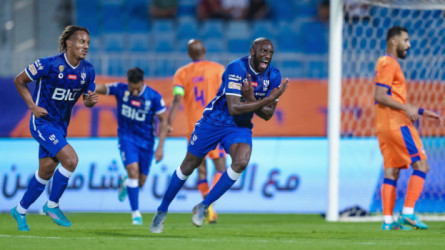 اتفاق رسمي.. محترف جديد من الهلال إلى الشباب