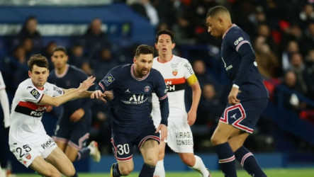 جماهير باريس سان جيرمان تهين نيمار وتعتذر لميسي بـالصمت