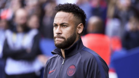 نادِ إنجليزي في الصورة.. نيمار يثير غضب باريس بتصرف غريب