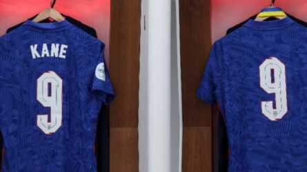 لماذا أزال هاري كين اسمه من قميص انجلترا أمام سويسرا؟