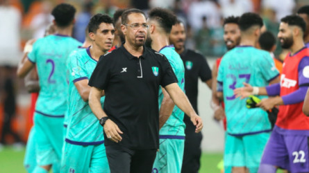 آثار صدمة الهبوط ومستقبله مع الأهلي.. تصريحات نارية من عنبر