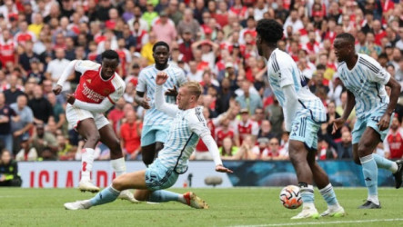 أرسنال يهزم نوتنجهام بثنائية في بداية مشوار الدوري الإنجليزي