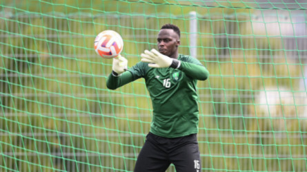 موقف طريف لميندي مع جماهير الهلال.. تصريح مثير لحارس الأهلي