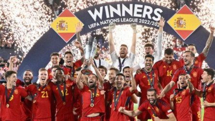 قادة منتخب إسبانيا يهاجمون روبياليس دافعا عن نجمة برشلونة 