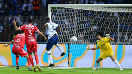 نسر الهلال يطير إلى مكة.. إيجالو ينتقل إلى الوحدة رسميا