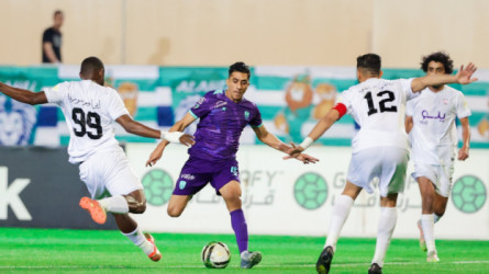 الأهلي يستمر في الصدارة بانتصار مثير على الساحل