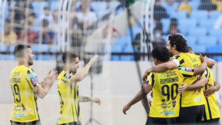 الاتحاد يكتسح الهلال والنصر ويحقق إنجازا تاريخيا في جوائز الدوري