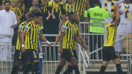 الاتحاد يتسبب في هبوط الباطن ويقترب من التتويج بالدوري