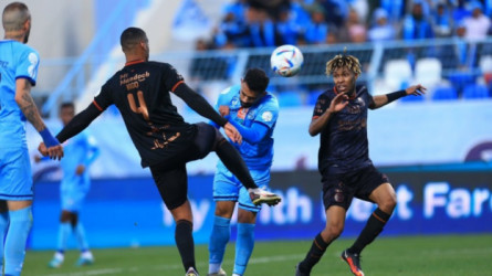 الشباب يخطف صدارة دوري روشن من النصر بعد اكتساح الباطن