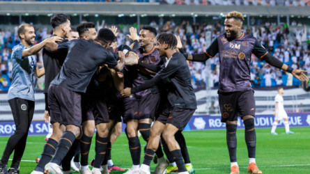 الشباب يكسر اللعنة.. ويحرج الهلال بثلاثية في الدوري السعودي