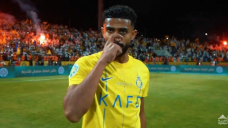 رد فعل استفزازي من عبدالإله العمري على صافرات الإستهجان.. فيديو