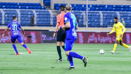 الفتح يقترب من المربع الذهبي بثنائية في الخليج