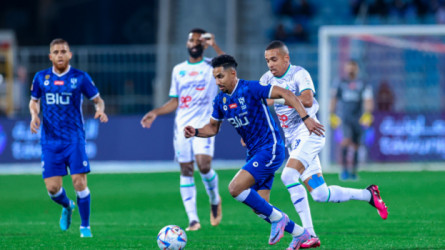 هل تعرض الهلال لـمذبحة تحكيمية أمام الفتح.. الحقيقة كاملة