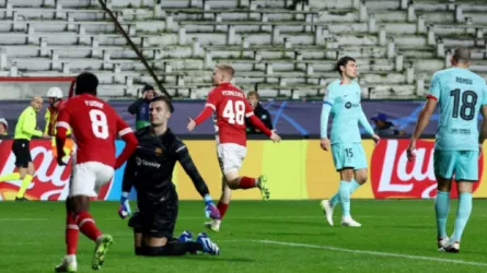 تسريب.. مشادة عنيفة بين دي يونج وديكو بعد هزيمة برشونة