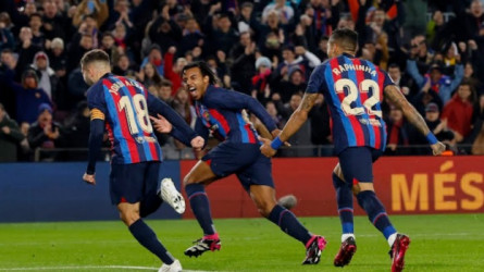 برشلونة يكتسح إشبيلية بثلاثية ويطير بعيدا بصدارة الدوري الإسباني 