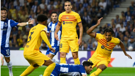 رعب في برشلونة.. نجم جديد يتعرض لإصابة مؤلمة ضد بورتو