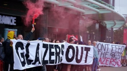  بـ 6000 مشجع.. تفاصيل مسيرة غضب جماهير مانشستر يونايتد ضد راتكليف والجليزر