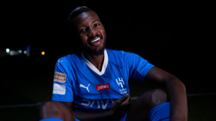 الشباب يعيد صانع أزمة صفقة تمبكتي والهلال .. في نفس تاريخ إيقافه