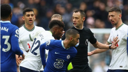 حكيم زياش ينجو من البطاقة الحمراء مع تشيلسي.. صفعة على الوجه