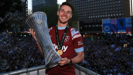 أرسنال يستغل انسحاب السيتي ويقترب من قائد وست هام بـ105 مليون