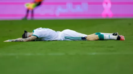 مصائب الكلاسيكو تتوالى.. نجم الأهلي يغيب للإيقاف