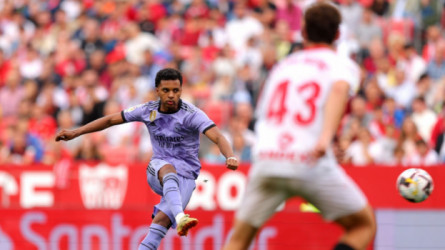 ريال مدريد يهزم إِشبيلية بثنائية ويؤمن وصافة الليجا