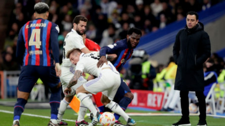 جوهرة نابولي يتحدى ريال مدريد وبرشلونة.. ماذا قال؟