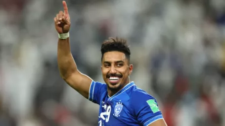 سالم الدوسري يغادر مباراة نافباخور والهلال بالدموع