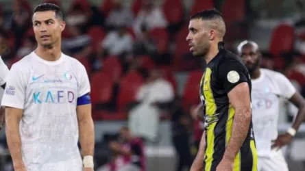 عبد الرزاق حمدالله لاعب الاتحاد مع كريستيانو رونالدو لاعب النصر