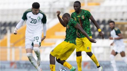 صدمة.. إداري مالي يتهم حكم مباراة السعودية بـالرشوة