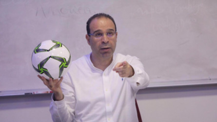 ماذا حدث لعصام الشوالي بلقاء مانشستر يونايتد وبرشلونة؟.. هدف صامت