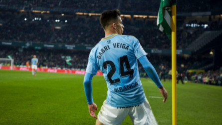 يايسله يستبعد فيغا من قائمة الأهلي أمام الطائي