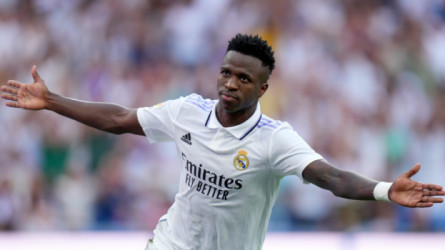 تشافي يعلن الحرب على فينيسيوس بتحذير شديد اللهجة قبل الكلاسيكو