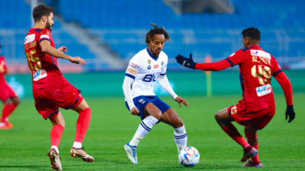 تعرف على حكام مباراة ضمك والهلال في الدوري السعودي