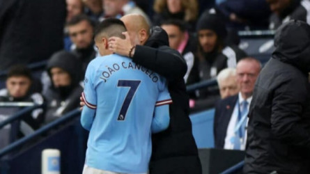 بعد أزمته مع جوارديولا.. نجم مانشستر سيتي يقاتل للانضمام لبرشلونة