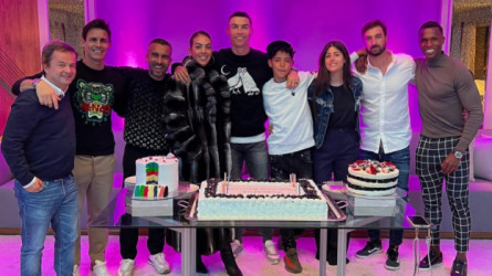 شاهد كريستيانو جونيور يتجول بالزي السعودي في الرياض مع أسرته