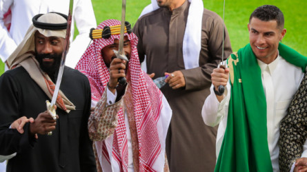  صور| رونالدو يحتفل بـالزي السعودي داخل النصر.. ويرقص العرضة