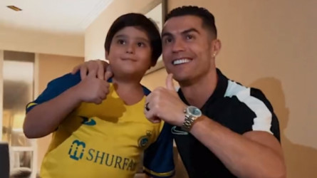 مشاهد مثيرة في وداع رونالدو لإيران ..شبيه الدون وجهاز ضغط العضلات