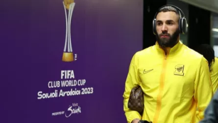 لاعبو أوكلاند يلتقطون الصور مع بنزيما.. وطلب قميص نجم الاتحاد