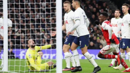 حدث فريد في الديربي.. لوريس يسجل هدف تاريخي في مرماه أمام أرسنال 