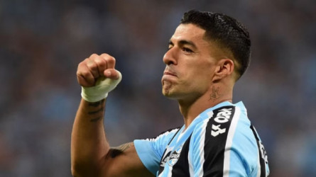 سواريز في حالة صحية خطيرة بسبب غضروف الركبة.. تفاصيل مرعبة