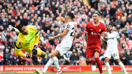 ليفربول يواصل مطاردة سيتي على قمة البريميرليج بثلاثية في وستهام